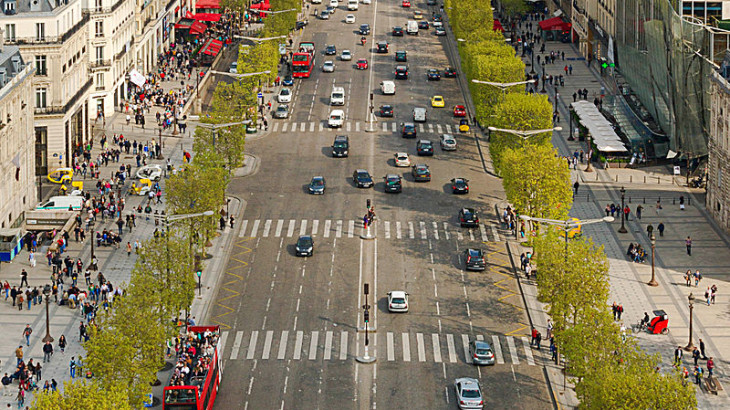 Avenue_des_Champs-Elysées_from_top_of_Arc_de_triomphe_Paris